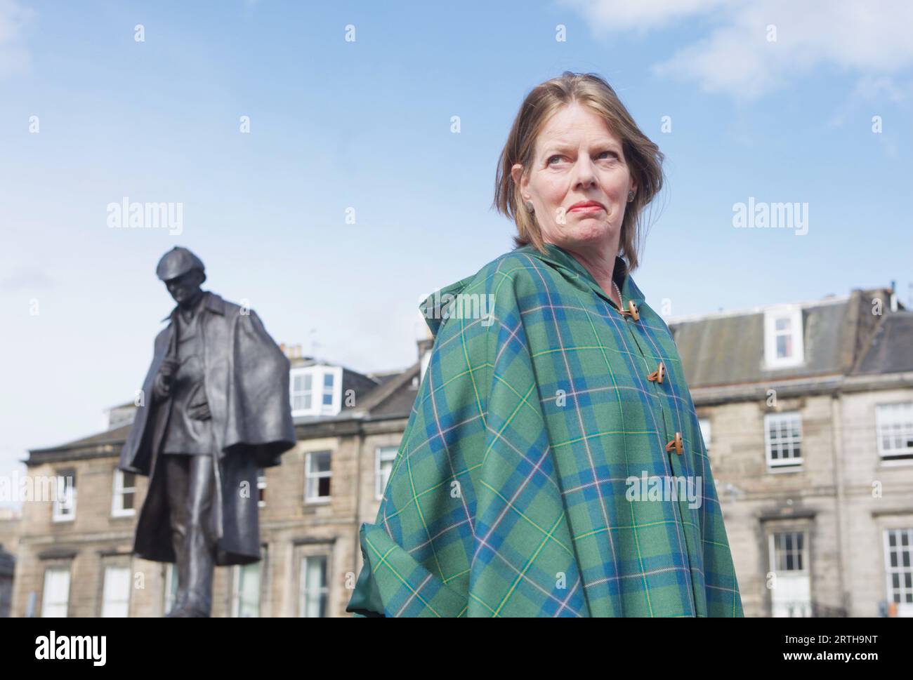Édimbourg, Royaume-Uni 13 septembre 2023 : la belle-petite-fille de Conan Doyle et designer du tartan Sherlock Holmes Tania Henzell au retutrn de la statue Holmes à la place Picardie après des travaux routiers. Photo : DB Media Services / Alamy Live Banque D'Images