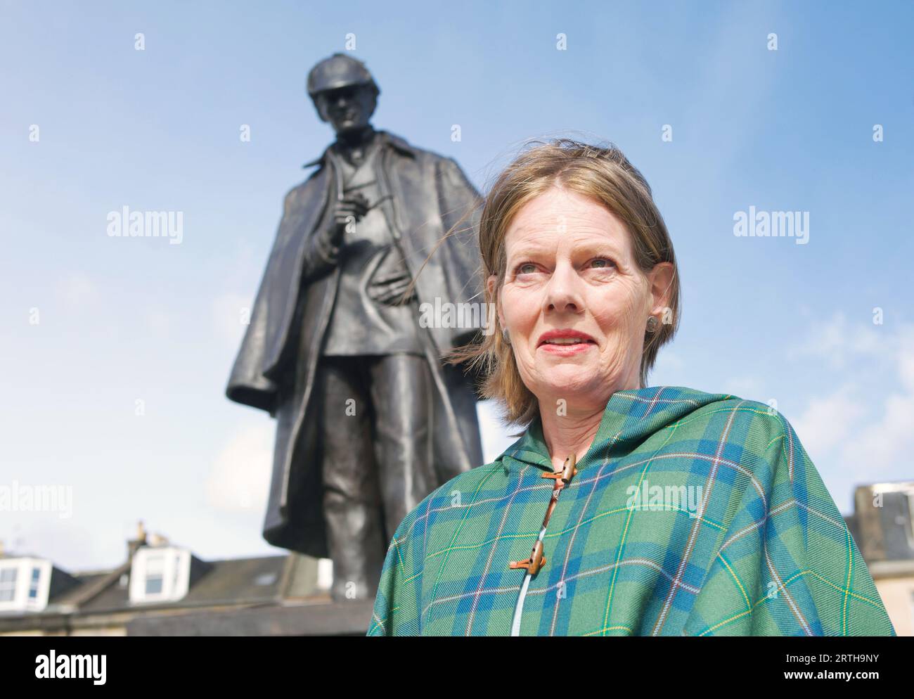 Édimbourg, Royaume-Uni 13 septembre 2023 : la belle-petite-fille de Conan Doyle et designer du tartan Sherlock Holmes Tania Henzell au retutrn de la statue Holmes à la place Picardie après des travaux routiers. Photo : DB Media Services / Alamy Live Banque D'Images
