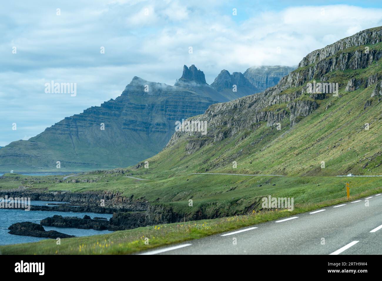 La célèbre rocade qui tourne et tourne à travers les pittoresques fjords de l'est de l'Islande pendant l'été, avec des montagnes imposantes Banque D'Images