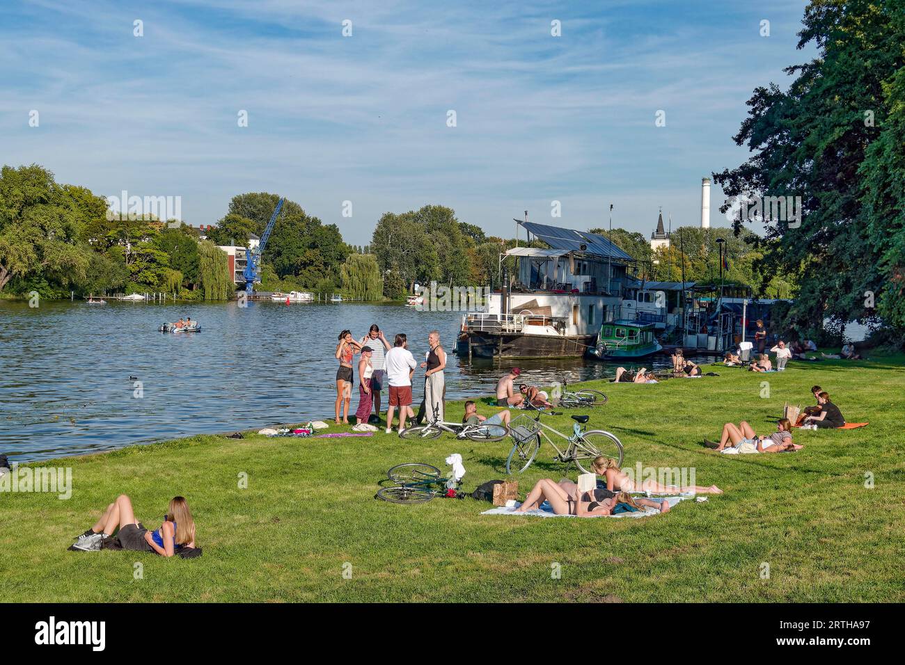 Spätsommer à Berlin, Liegewiese im Trepptower Park am Spreefer, Hausboote, Treptow , Berlin Banque D'Images