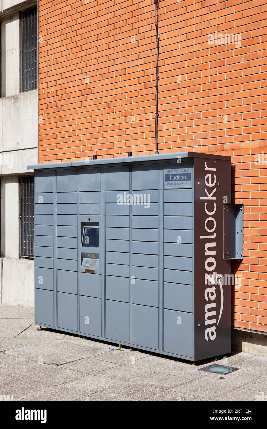 Amazon Locker (hudson) ; West India Quay, Hertsmere Road, Londres, Royaume-Uni Banque D'Images