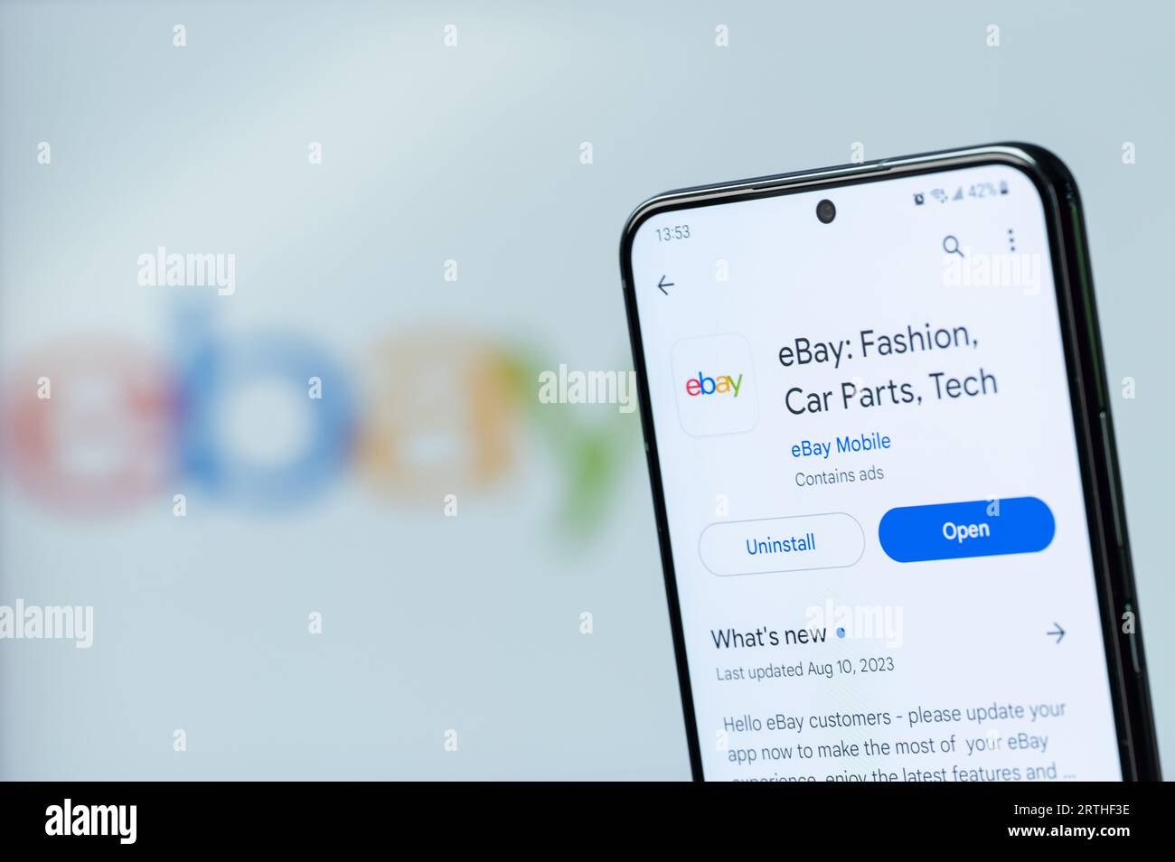 New York, États-Unis - 20 août 2023 : eBay shopping dans l'application google Store sur l'écran de smartphone gros plan avec fond de logo flou Banque D'Images