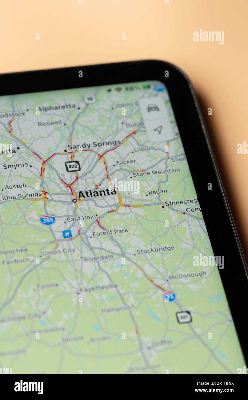 New York, États-Unis - 24 août 2023 : trafic automobile à Atlanta sur l'application google Maps sur l'écran de tablette vue rapprochée Banque D'Images