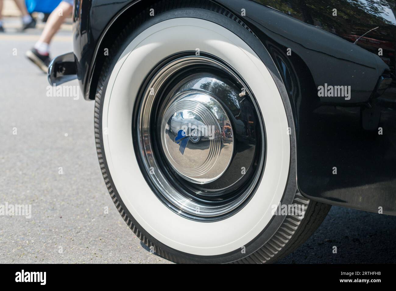 Une roue de voiture de style vintage garée à l'extérieur par une journée ensoleillée à Manchester, aux États-Unis Banque D'Images
