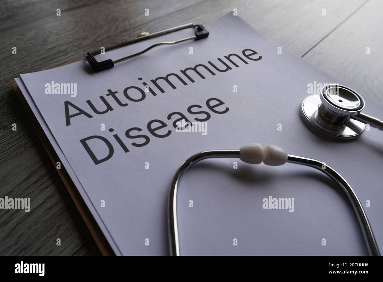 Image rapprochée du stéthoscope et du presse-papiers avec texte MALADIE AUTO-IMMUNE. Concept médical et de santé Banque D'Images