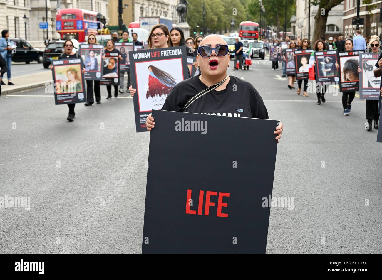 Londres, Royaume-Uni. Dans une démonstration puissante de soutien au mouvement de protestation mené par les femmes en Iran, 50 manifestants de performance artistique du groupe activiste « Stage of Freedom » ont défilé dans le centre de Londres en tenant 10 photos représentant Mahsa Amini. Une manifestation plus importante aura lieu à Londres dans trois jours pour marquer le premier anniversaire de sa mort en garde à vue. Elle n'avait que 22 ans. Crédit : michael melia/Alamy Live News Banque D'Images