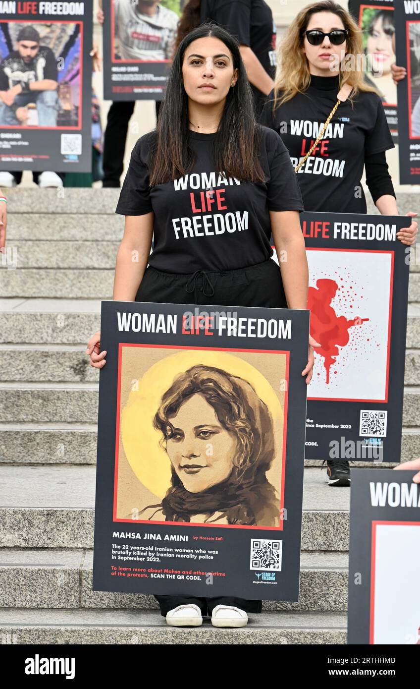 Londres, Royaume-Uni. Dans une démonstration puissante de soutien au mouvement de protestation mené par les femmes en Iran, 50 manifestants de performance artistique du groupe activiste « Stage of Freedom » ont défilé dans le centre de Londres en tenant 10 photos représentant Mahsa Amini. Une manifestation plus importante aura lieu à Londres dans trois jours pour marquer le premier anniversaire de sa mort en garde à vue. Elle n'avait que 22 ans. Crédit : michael melia/Alamy Live News Banque D'Images