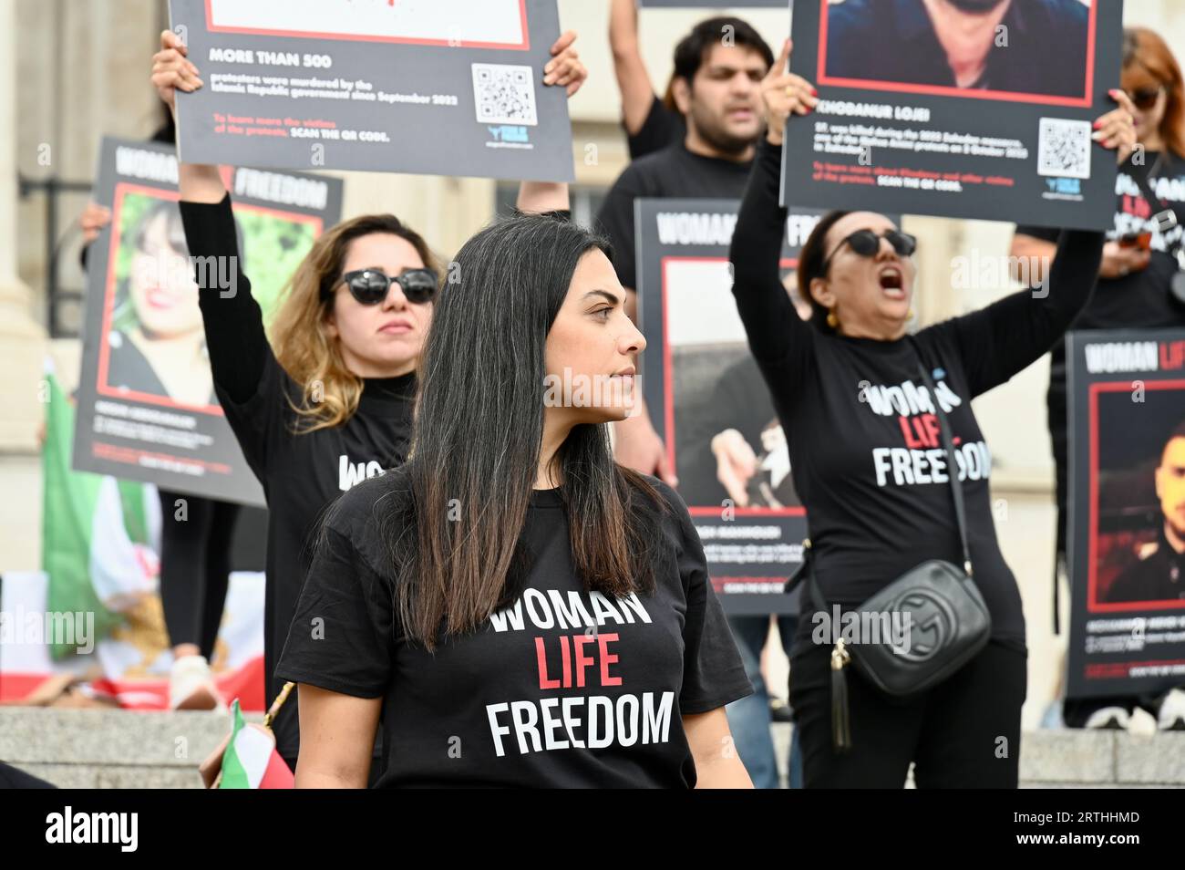 Londres, Royaume-Uni. Dans une démonstration puissante de soutien au mouvement de protestation mené par les femmes en Iran, 50 manifestants de performance artistique du groupe activiste « Stage of Freedom » ont défilé dans le centre de Londres en tenant 10 photos représentant Mahsa Amini. Une manifestation plus importante aura lieu à Londres dans trois jours pour marquer le premier anniversaire de sa mort en garde à vue. Elle n'avait que 22 ans. Crédit : michael melia/Alamy Live News Banque D'Images