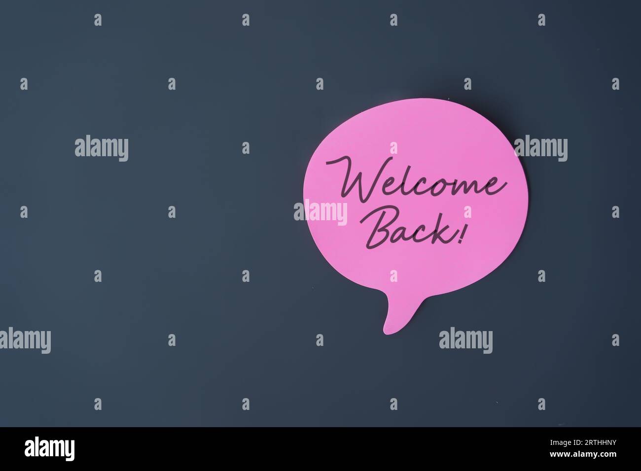 Image vue de dessus de la bulle de discours avec le texte WELCOME BACK!. Copier l'espace pour le texte. Banque D'Images