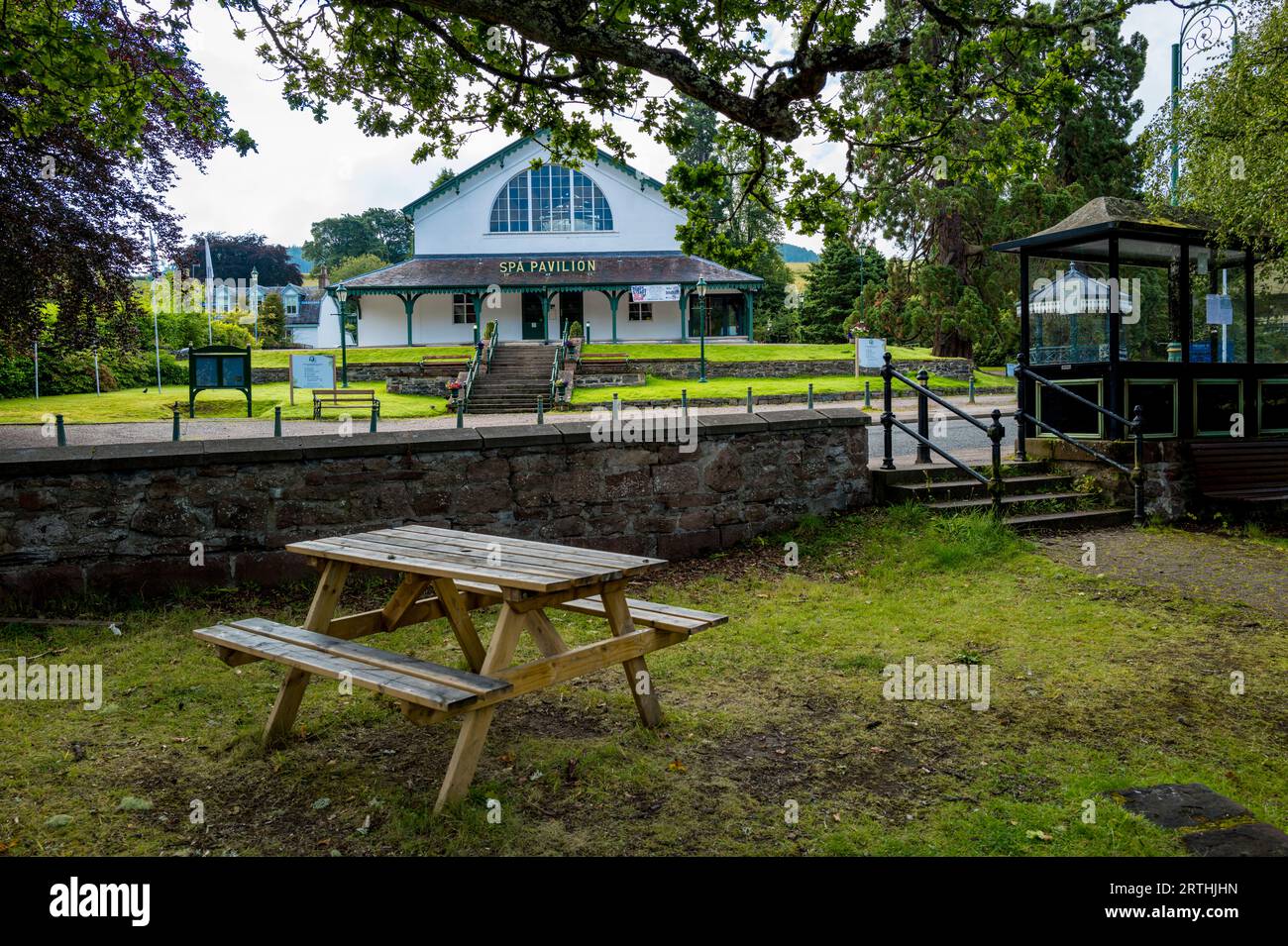 La ville thermale victorienne de Strathpeffer dans les hauts plateaux écossais Banque D'Images