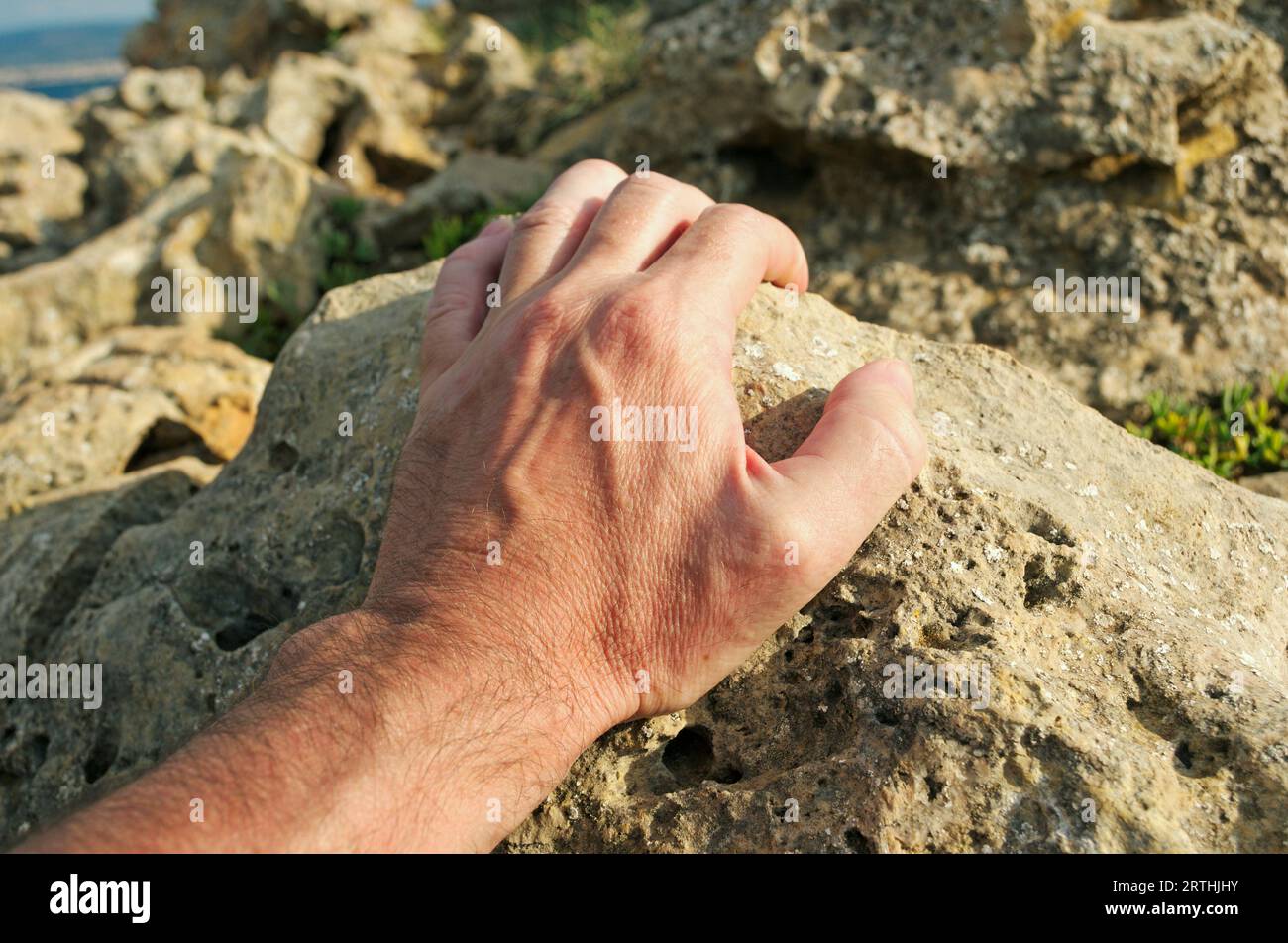 escalader un rocher Banque D'Images