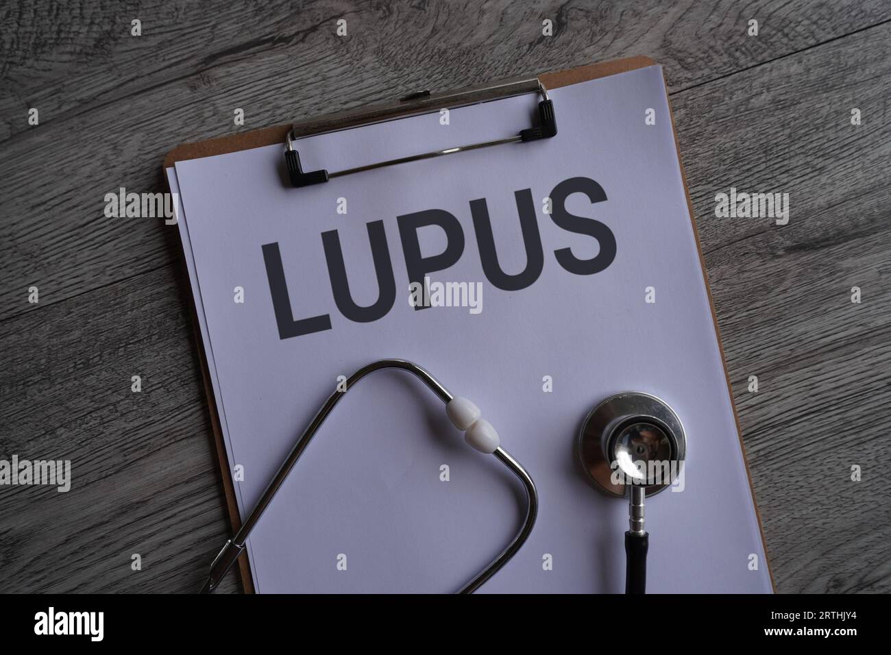 Image vue de dessus de stéthoscope et presse-papiers avec texte LUPUS. Concept médical et de santé. Banque D'Images