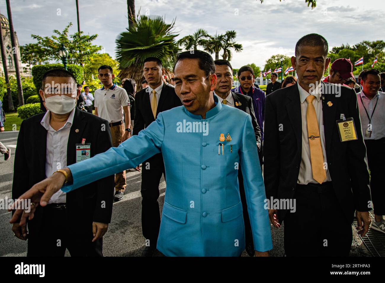 Bangkok, Bangkok, Thaïlande. 13 septembre 2023. Le 13 septembre 2023, le ministre thaïlandais de la Défense, Sutin Klungsang (C), arrive pour sa première réunion officielle au Government House à Bangkok, en Thaïlande. La première réunion officielle du cabinet du nouveau gouvernement dirigée par Thavisin discutera de la politique proposée d'exemption de visa pour les visiteurs chinois, formulée pour encourager plus d'arrivées comme stratégie principale pour stimuler l'industrie touristique du pays. La politique devrait commencer à partir du 01 octobre 2023, selon le Premier ministre thaïlandais Srettha Thavisin. (Image de crédit : © Wissarut Weerasopon/ZUMA Press Wire) Banque D'Images