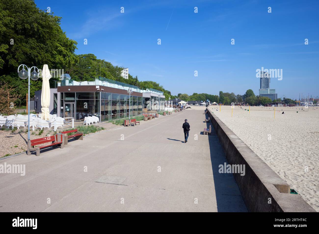 Promenade en bord de mer le long de la plage dans la ville de Gdynia, Pologne Banque D'Images