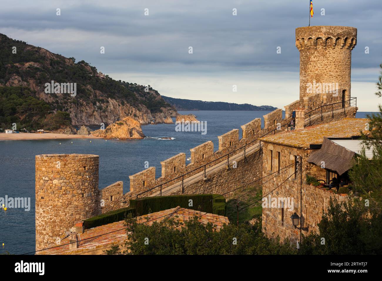 Espagne, Costa Brava, Tossa de Mar, tours et balustrade, 14e siècle de la vieille ville médiévale fortifiée (Villa Vella) Banque D'Images