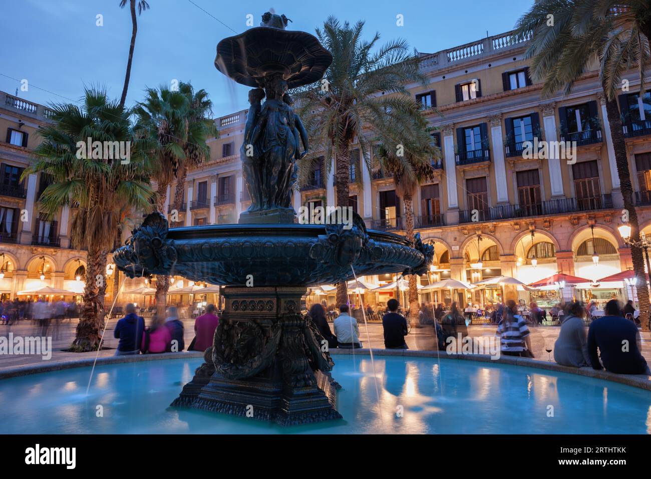 Fontaine classique des trois grâces à la Plaça Reial dans ville de Barcelone en Catalogne, Espagne au crépuscule Banque D'Images