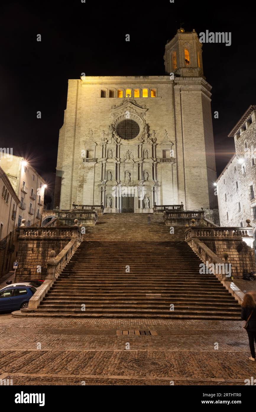 Cathédrale de Sainte Marie de Girona avec escalier Baroque de nuit à Gérone, Catalogne, Espagne Banque D'Images
