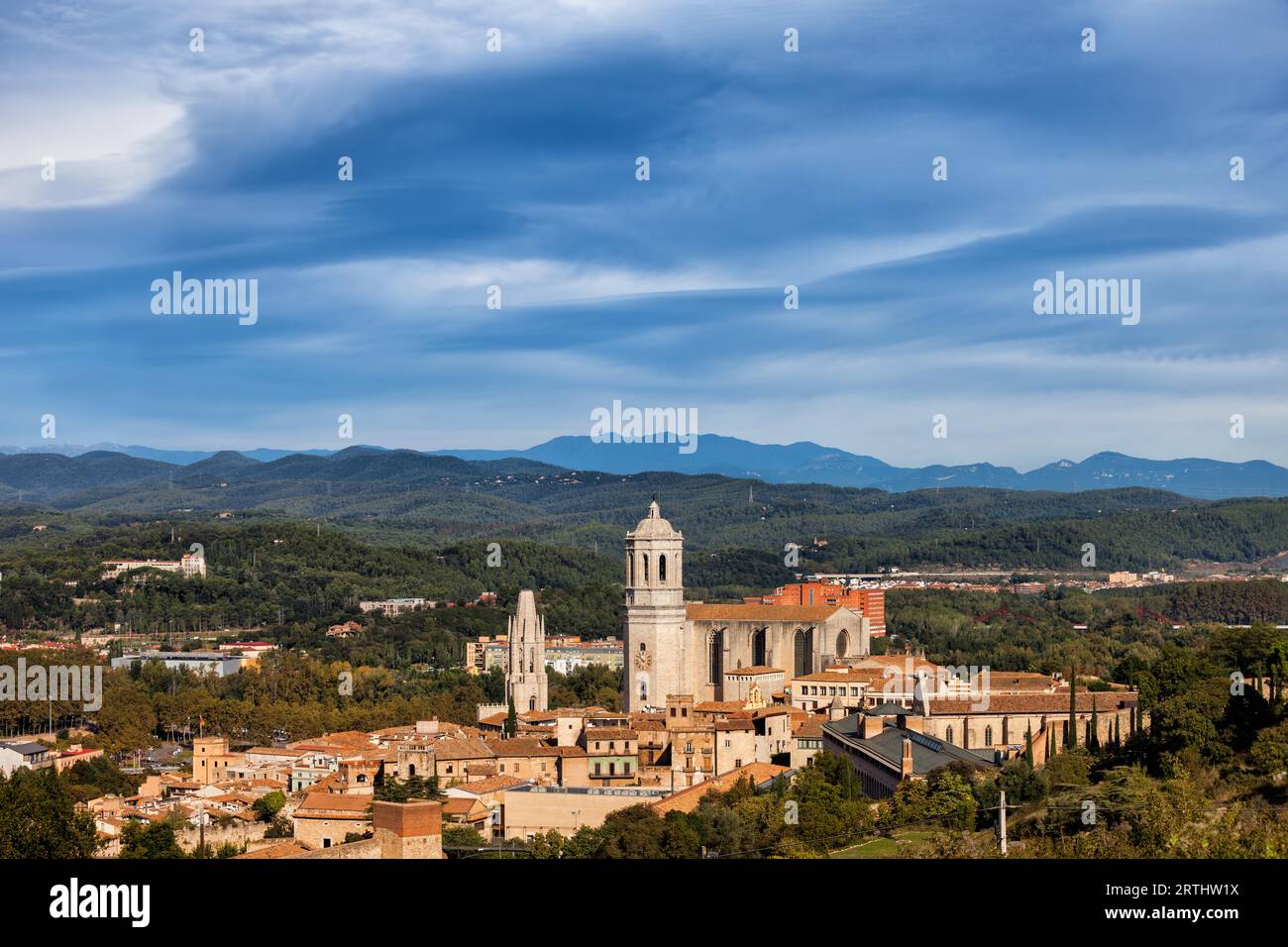 Paysage de Catalogne, vue au-dessus de la vieille ville de Gérone ville avec cathédrale de Sainte Marie de Gérone Banque D'Images