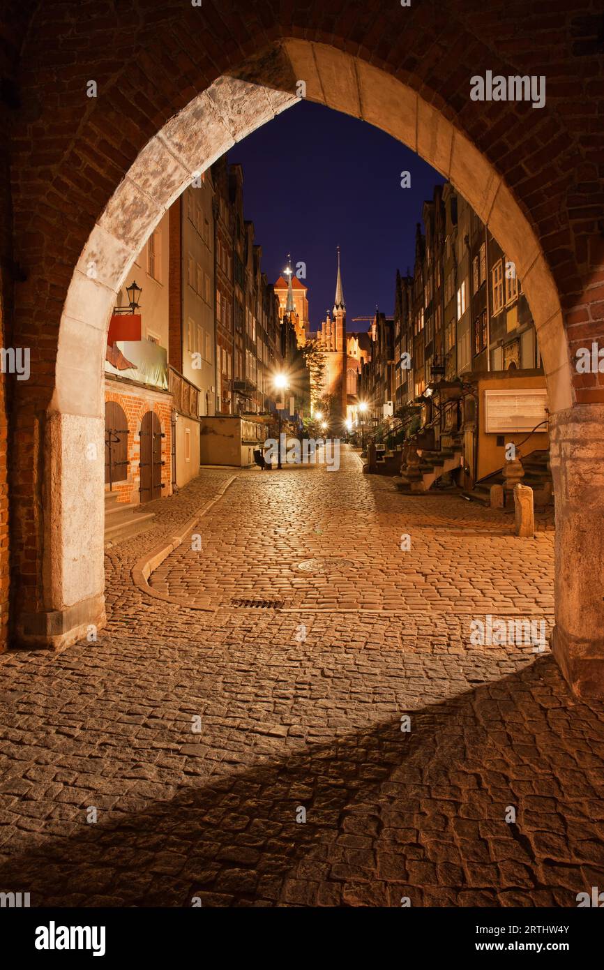 Vue depuis Gothic St. Porte de Marie à Mariacka Street la nuit dans la vieille ville de la ville de Gdansk en Pologne Banque D'Images