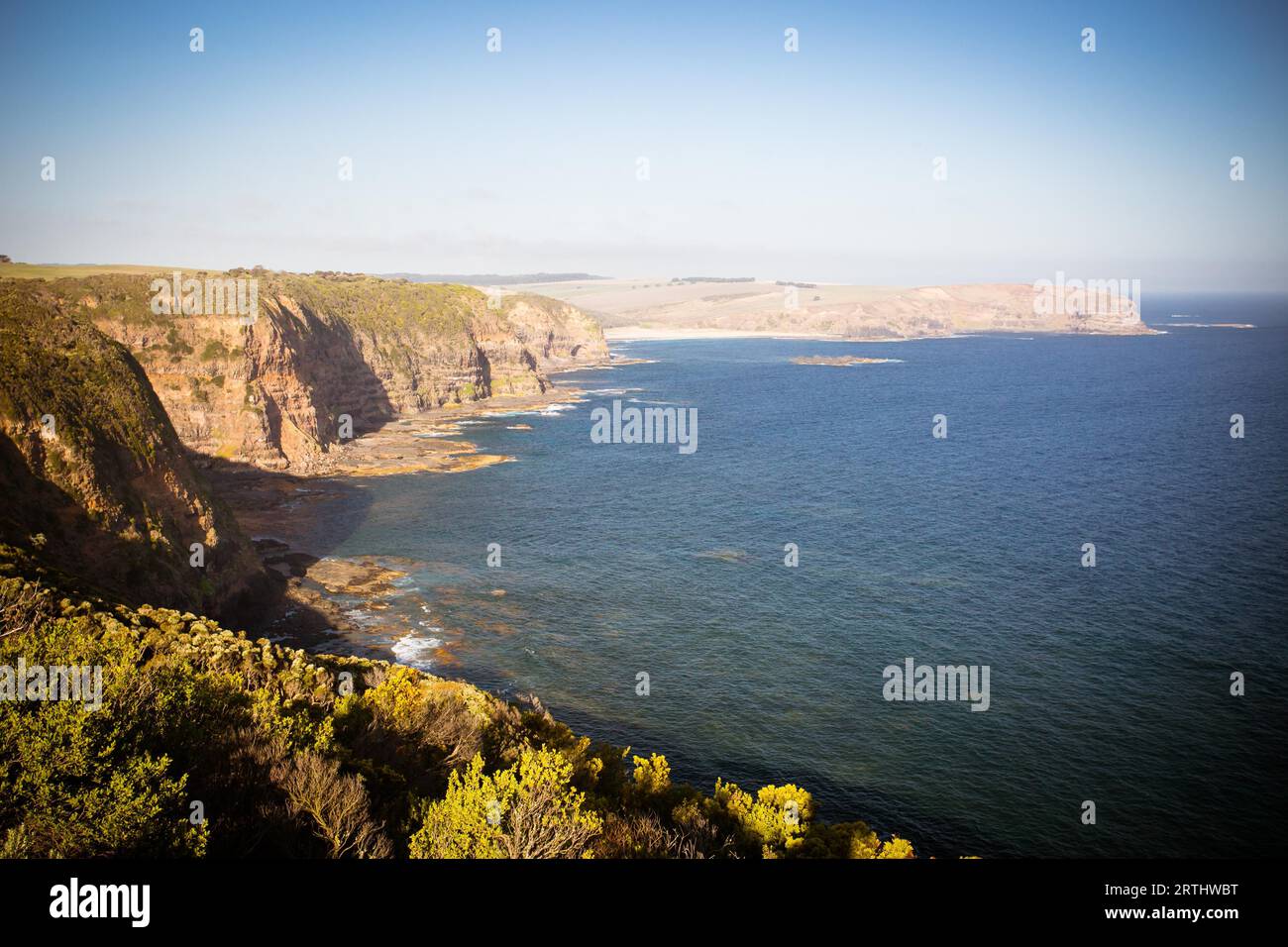 La vue vers l'ouest le long de la côte et du détroit de Bass par un été chaud # 39, s evenng sur la péninsule de Mornington, Victoria, Australie Banque D'Images