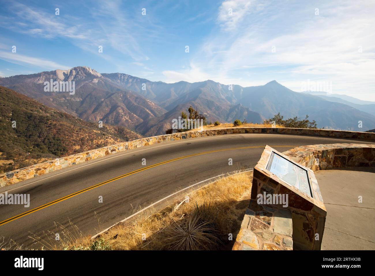 Point d'amphithéâtre à vers Castle Rock Sequoia National Park en pointe sur l'autoroute de généraux en Californie, USA Banque D'Images