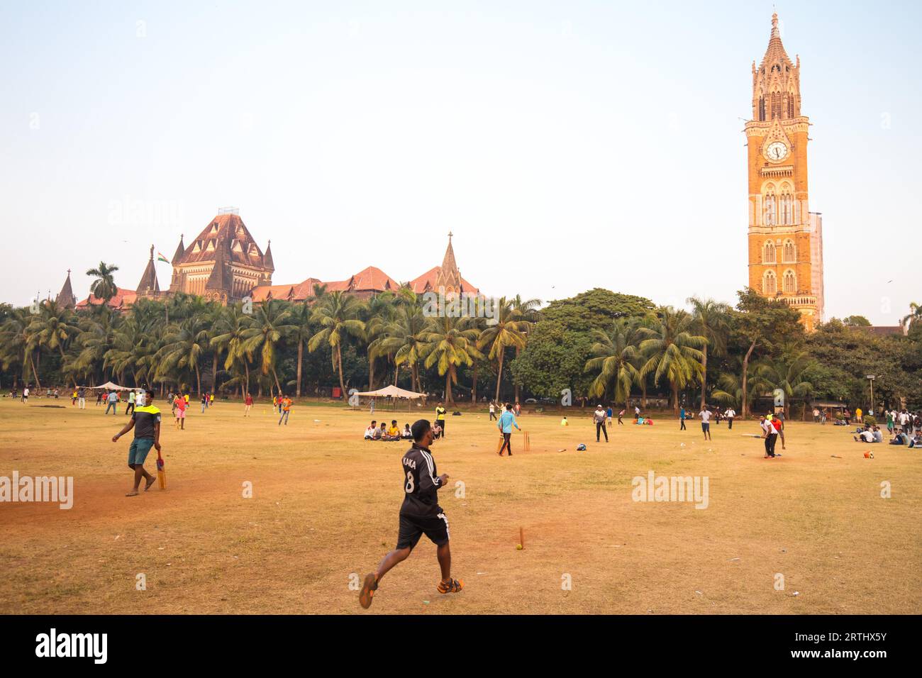 MUMBAI, INDE, novembre 5 2017 : les habitants jouent au cricket sur le célèbre terrain de loisirs Oval Maidan par une chaude journée d'été à Mumbai, en Inde Banque D'Images