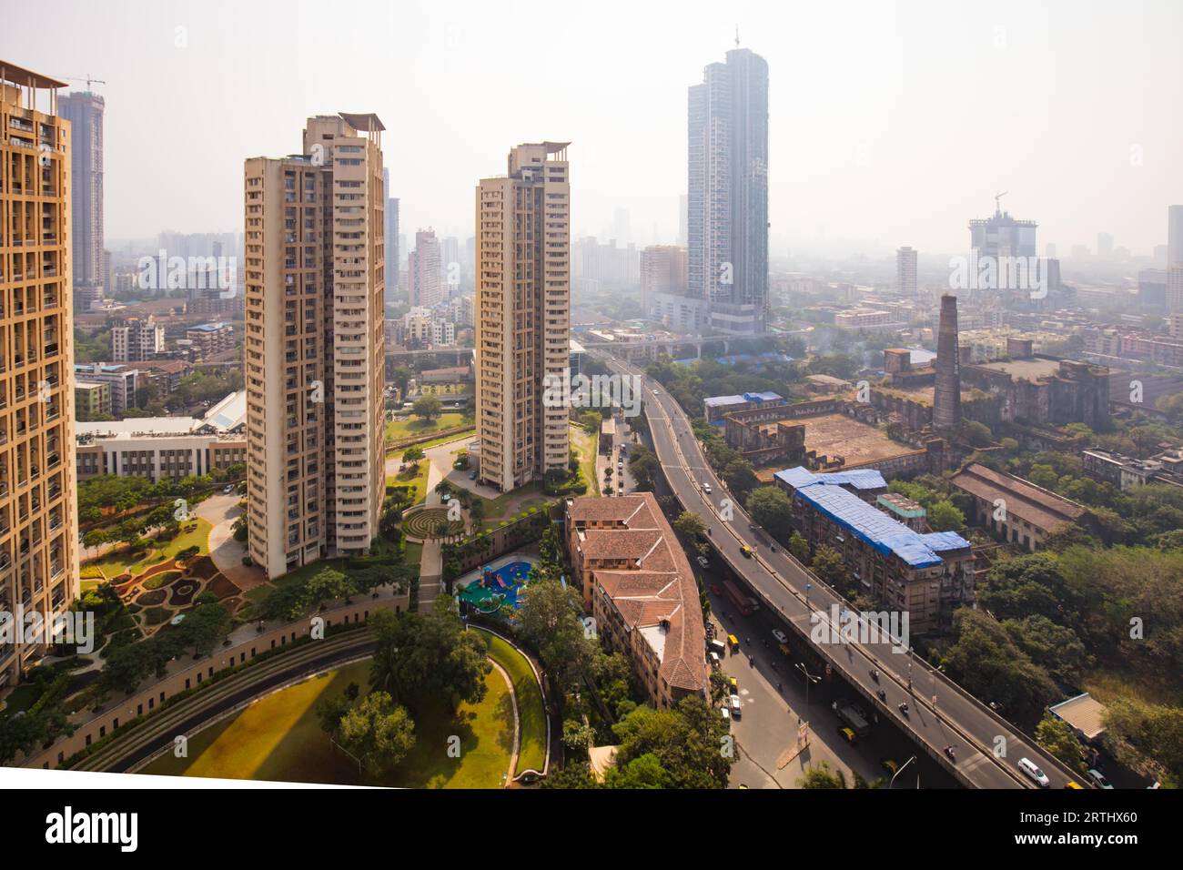Une cour très haut dans Mumbai surplombant le quartier de Railway Chawl à Mumbai, Inde Banque D'Images
