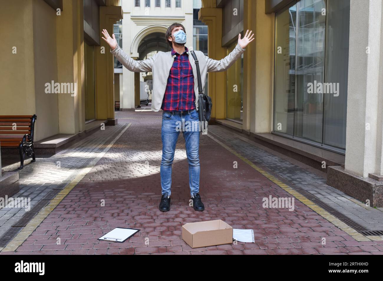 Travailleur de bureau émotionnel portant un masque de protection licencié de son emploi en raison de la crise économique mondiale Banque D'Images