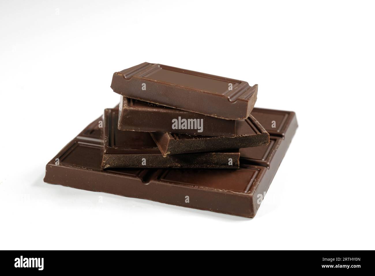 La barre de chocolat cassée est isolée sur un fond blanc. Gros plan Banque D'Images