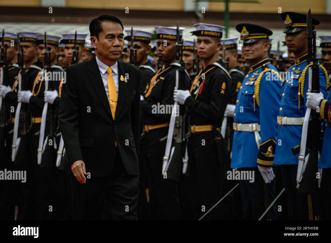 Bangkok, Bangkok, Thaïlande. 13 septembre 2023. 13 septembre 2023, Bangkok, Sutin Klungsang, Ministre de la Défense inspecte les gardes d'honneur lors d'une cérémonie de bienvenue au Ministre de la Défense à Bangkok. Sutin Klungsang est le premier civil à prendre le ministre de la Défense sans également occuper le rôle de Premier ministre, Sutin Klungsang visant à gérer la réforme militaire, les troubles du sud de la Thaïlande et les relations de l'armée avec d'autres pays de la région. (Image de crédit : © Wissarut Weerasopon/ZUMA Press Wire) USAGE ÉDITORIAL SEULEMENT! Non destiné à UN USAGE commercial ! Banque D'Images