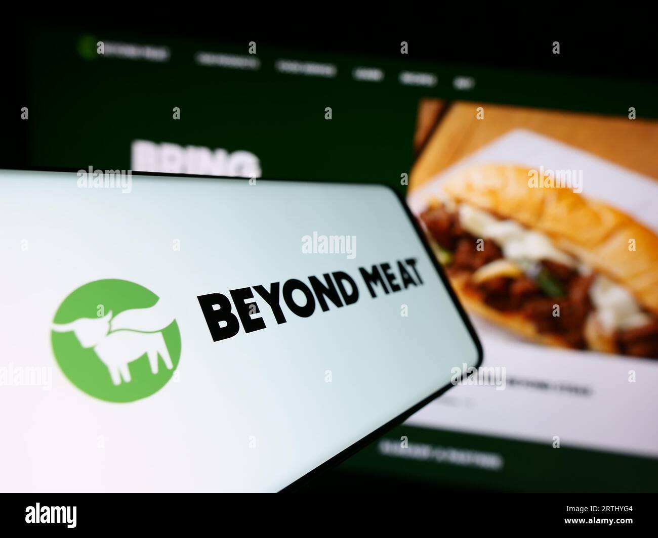 Téléphone portable avec logo de la société américaine de substitution de viande Beyond Meat Inc. Sur l'écran devant le site Web. Concentrez-vous sur le centre gauche de l'écran du téléphone. Banque D'Images