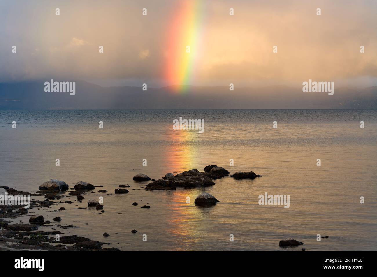 Vue d'un arc-en-ciel sur le lac Villarrica dans la région d'Araucania, Chili Banque D'Images