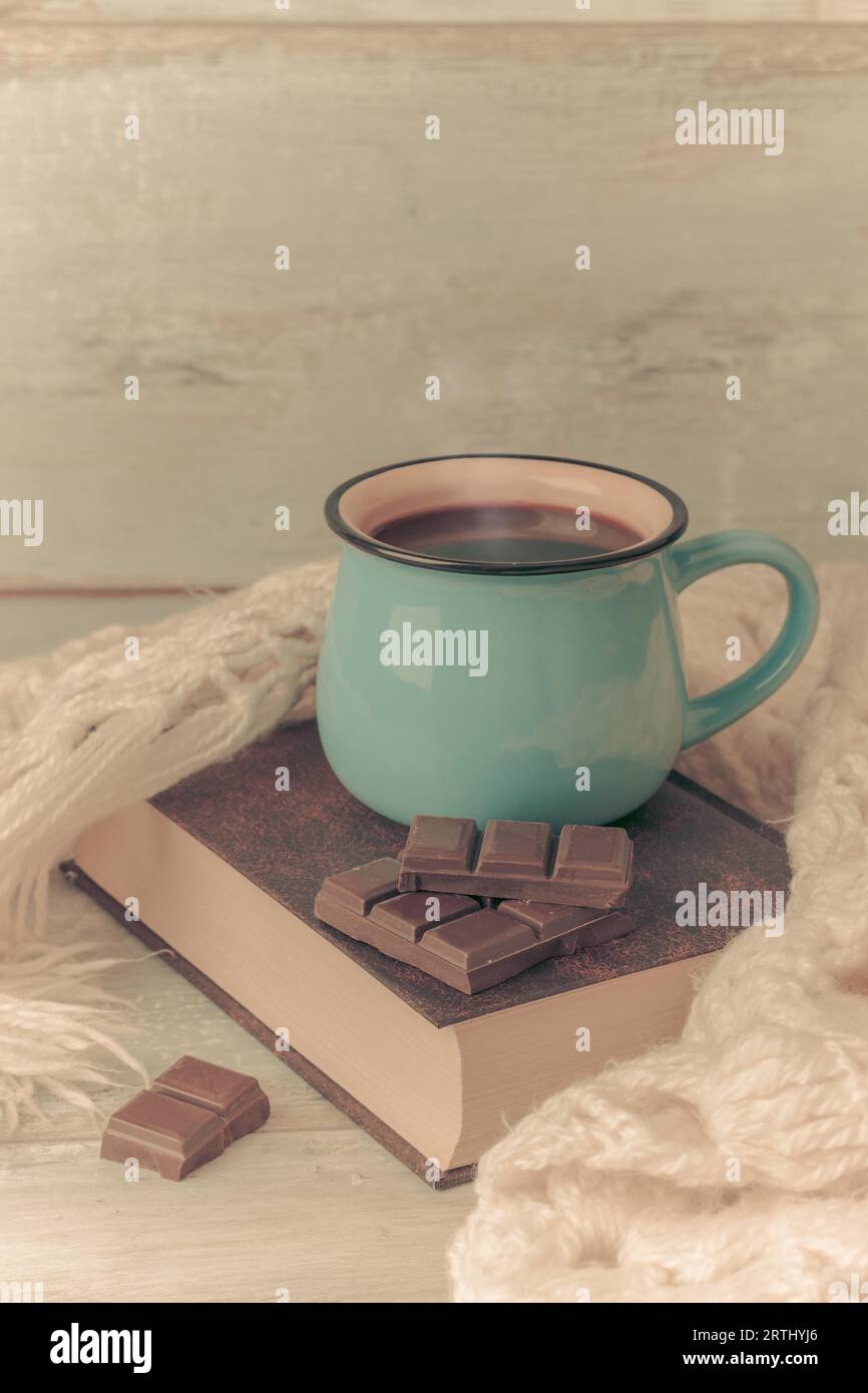 Tasse de café, chocolat et livre couleur vintage Banque D'Images