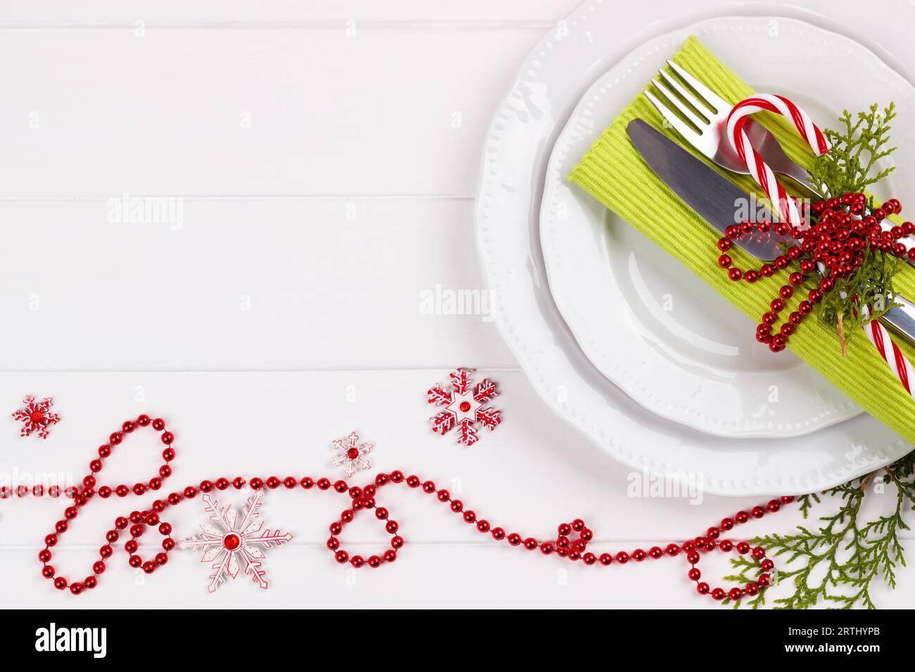 Réglage de la table de Noël sur table en bois blanc.Modèle de carte de Noël Banque D'Images