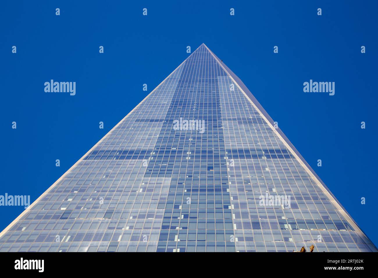 New York City, USA, 18 novembre 2016 : vue en angle bas du World Trade Center dans le Lower Manhattan Banque D'Images