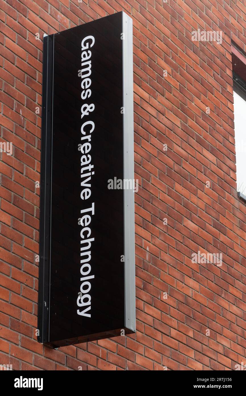 Campus de l'Université des Arts créatifs (UCA) à Farnham, Surrey, Angleterre, Royaume-Uni. Signez pour le bâtiment Games & Creative Technology. Banque D'Images