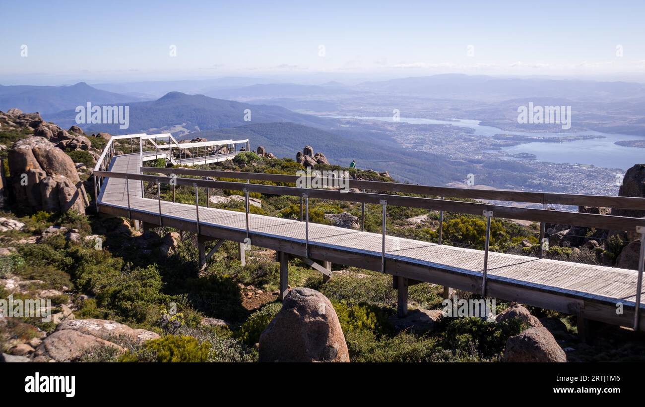 Walkway au Mont Wellington pour les touristes qui surplombent Hobart Derwent River et la ville de jour, Tasmanie Banque D'Images