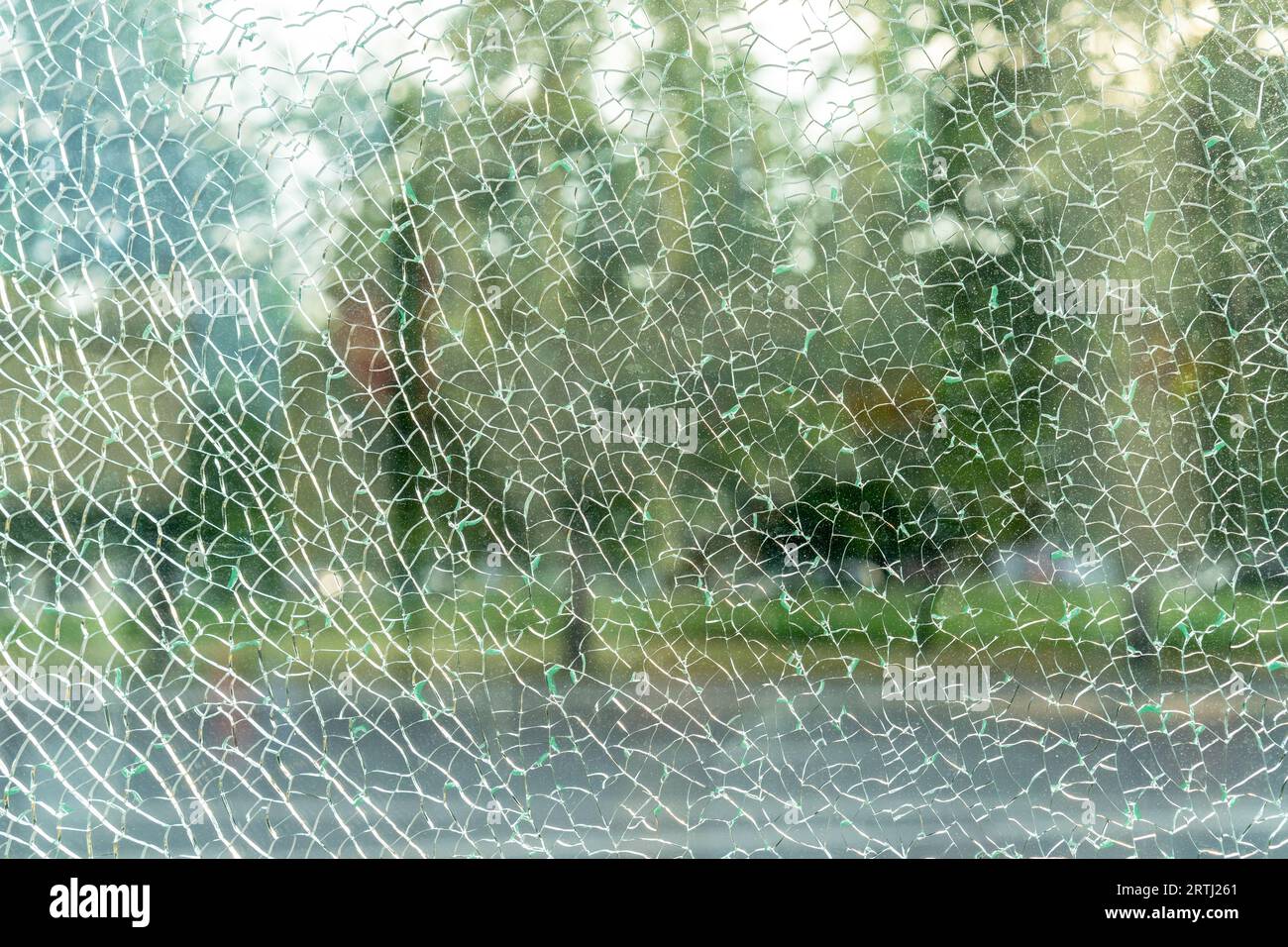 Verre brisé. Fissures dans le verre. Texture, fond de verre brisé. Banque D'Images