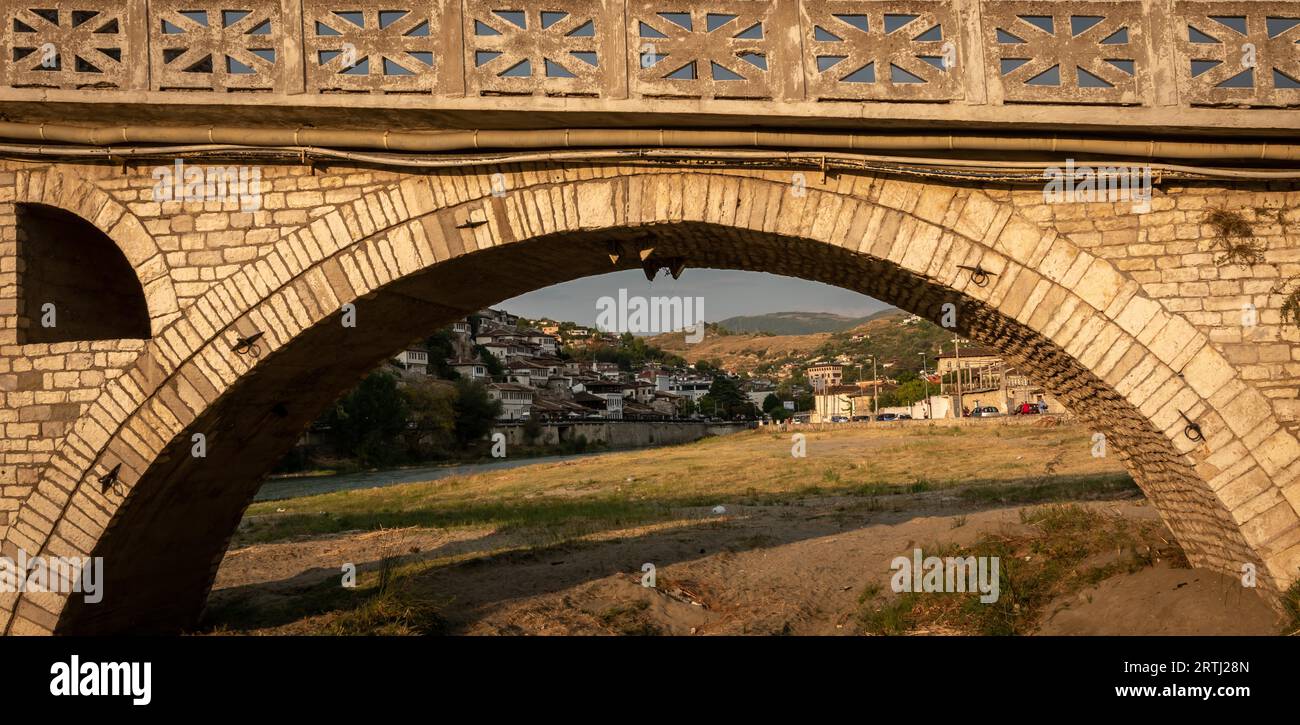 Arche de pierre du pont de Gorica encadre la ville aux mille fenêtres, Berat, Albanie Banque D'Images