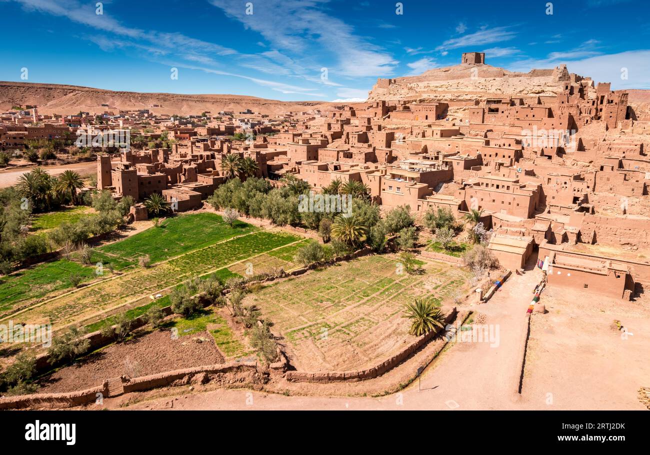 Village fortifié, maisons en briques de terre et palmiers, ait Benhaddou, Maroc Banque D'Images