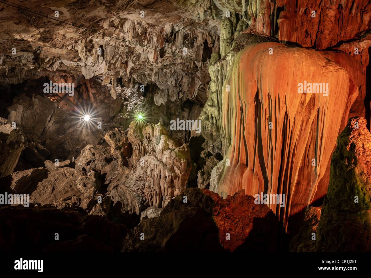 Stalactites et stalagmites illuminées à l'intérieur de la grotte du Dragon, boucle de Konglor, Thakhek, centre du Laos Banque D'Images
