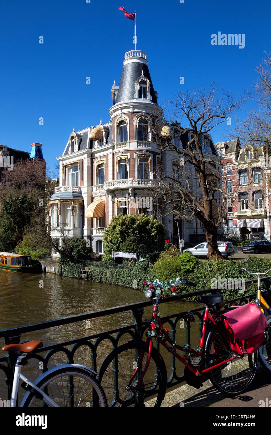Villa sur un canal à Amsterdam, pays-Bas au printemps Banque D'Images