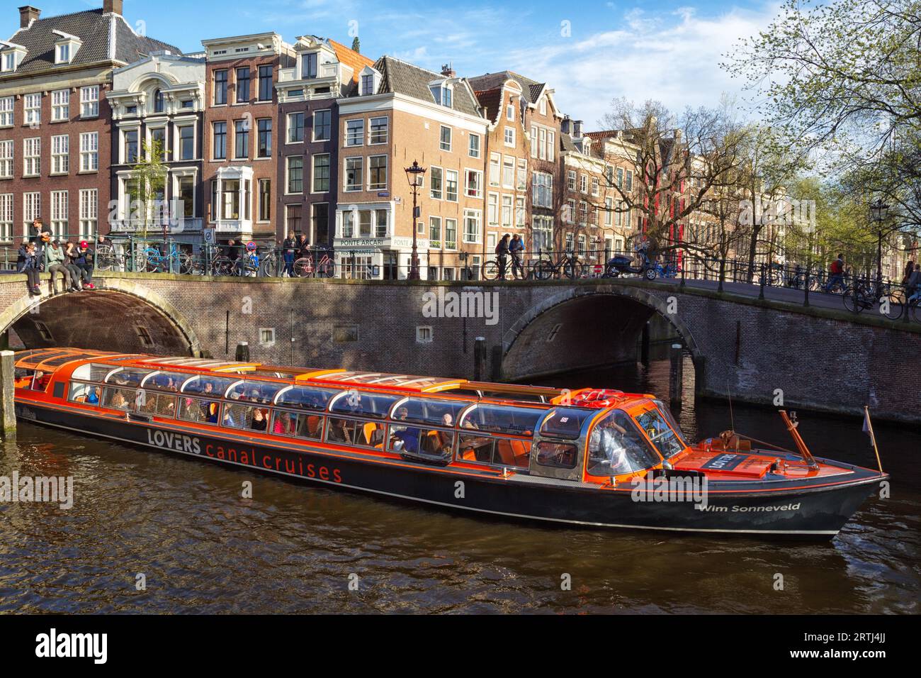 Visite de la ville en bateau sur un canal à Amsterdam, pays-Bas au printemps. Bateau touristique sur un canal à Amsterdam, pays-Bas au printemps Banque D'Images