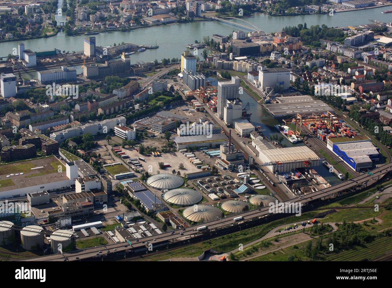 Bâle, Suisse, zone portuaire et station d'épuration dans le triangle frontalier Banque D'Images