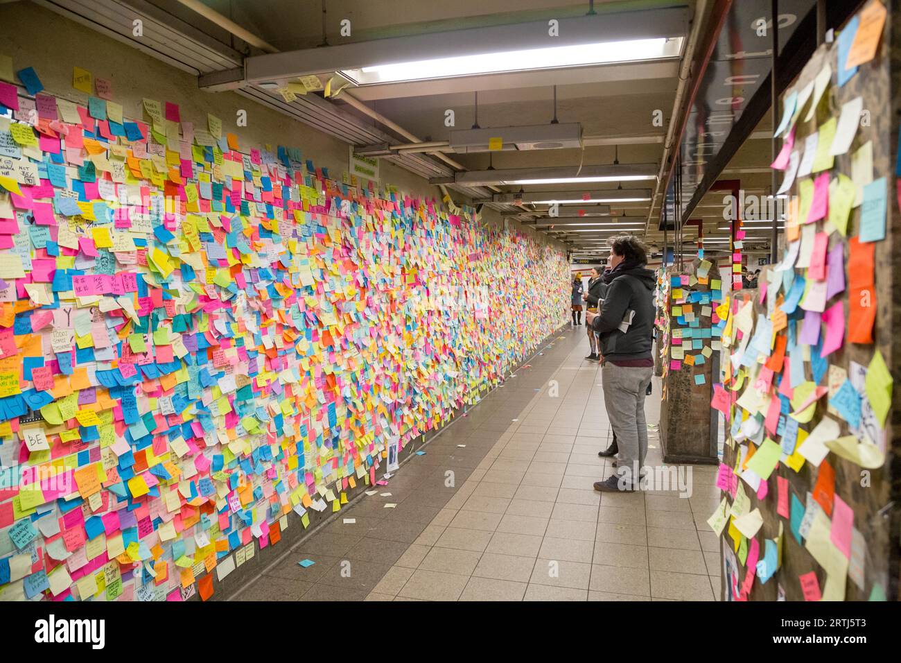 New York, États-Unis d'Amérique, 21 novembre 2016 : des gens regardent des post-it collants sur le mur dans la station de métro Union Square qui ont été fixés Banque D'Images