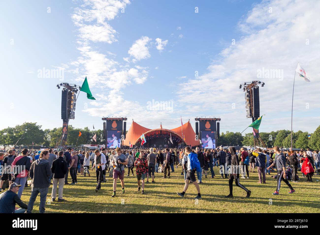 Roskilde, Danemark, 30 juin 2016 : foule de spectateurs profitant d'un concert sur la scène orange au Roskilde Festival 2016 Banque D'Images