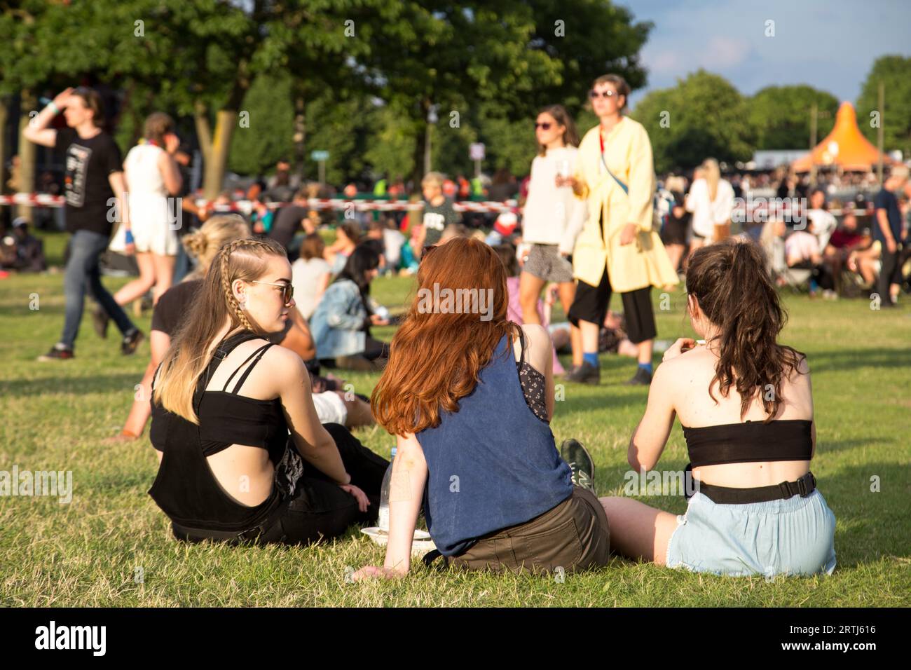 Roskilde, Danemark, 29 juin 2016 : des gens assis sur l'herbe et profitant du soleil et des concerts au Festival de Roskilde Banque D'Images