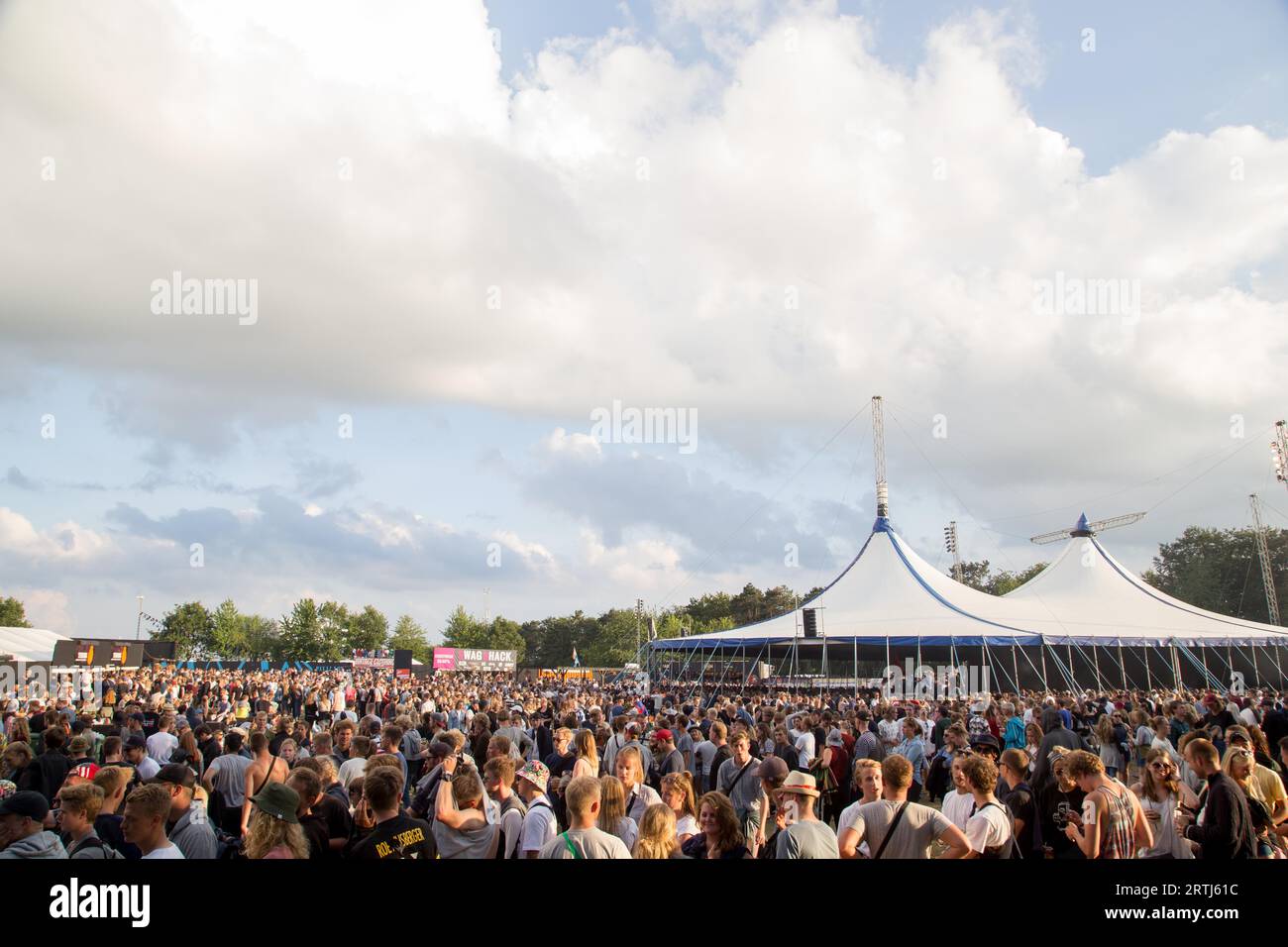 Roskilde, Danemark, 29 juin 2016 : foule de gens et scène de tente au Roskilde Festival 2016 Banque D'Images