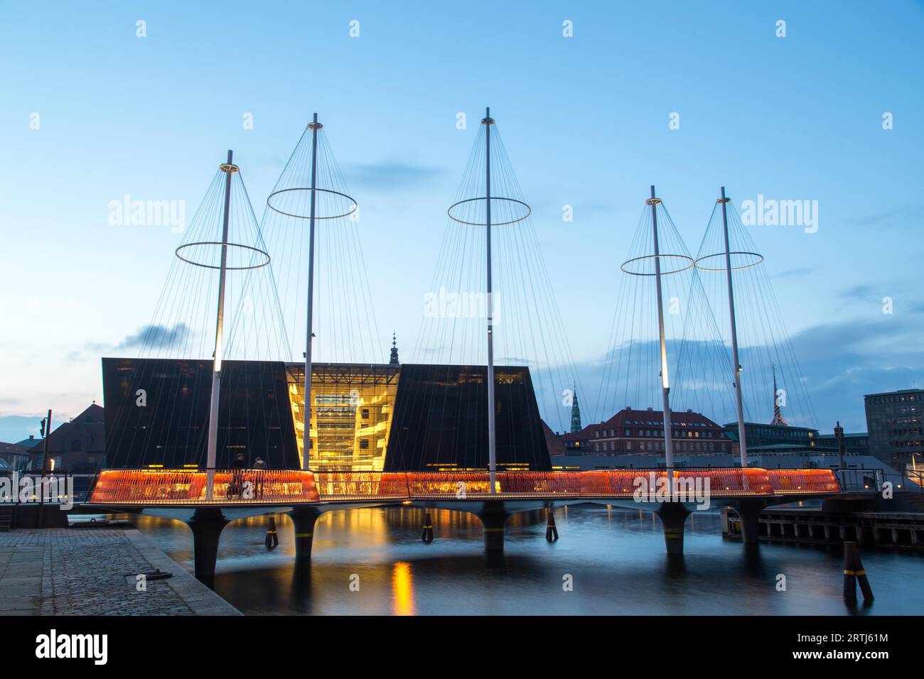 Copenhague, Danemark, 27 avril 2016 : NightShot du pont circulaire moderne avec la Bibliothèque royale derrière Banque D'Images