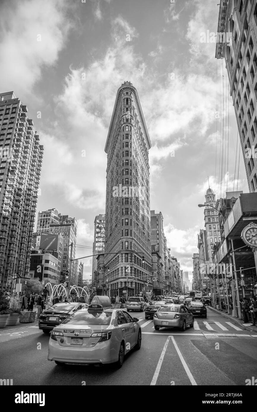 New York, Etats-Unis d'Amérique, 19 novembre 2016 : vue extérieure du célèbre bâtiment Flatiron en noir et blanc Banque D'Images